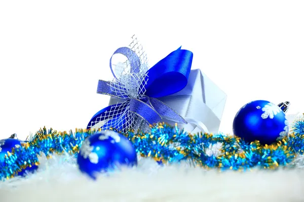 Bolas festivas con caja de regalo en la nieve — Foto de Stock