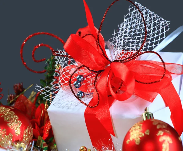 Χριστουγεννιάτικο δώρο με κόκκινες μπάλες — Φωτογραφία Αρχείου