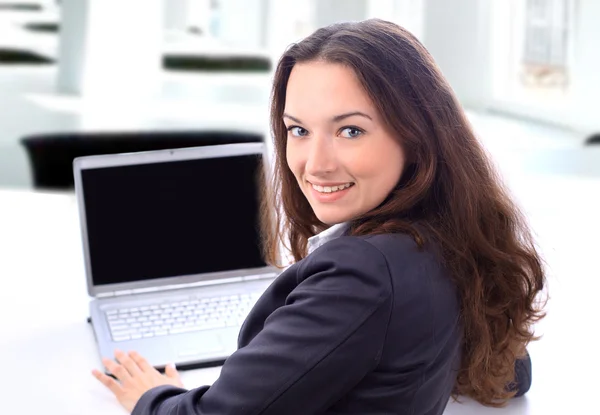 Γυναίκα των επιχειρήσεων στοχαστικός σε ένα γραφείο χαμογελώντας. — Φωτογραφία Αρχείου