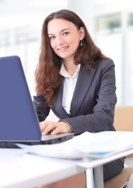 Przemyślany biznes kobieta w biurze uśmiechający się. — Zdjęcie stockowe