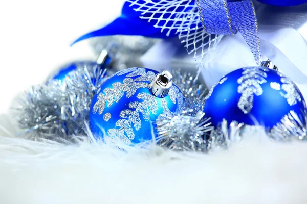 Festliche Bälle mit Geschenkbox auf Schnee Stockbild