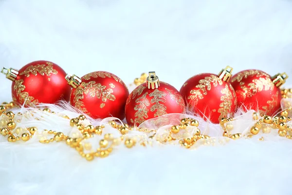 Palle rosse di Natale con neve isolata su bianco — Foto Stock