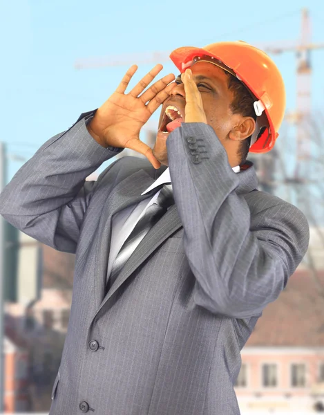 Um negro afro-americano trabalhador da construção civil em um local de trabalho . — Fotografia de Stock