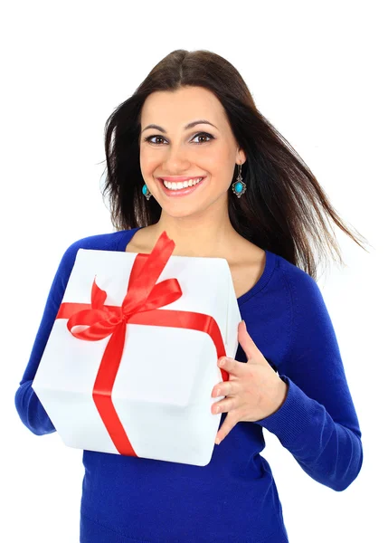 Молодая счастливая женщина с подарком — стоковое фото