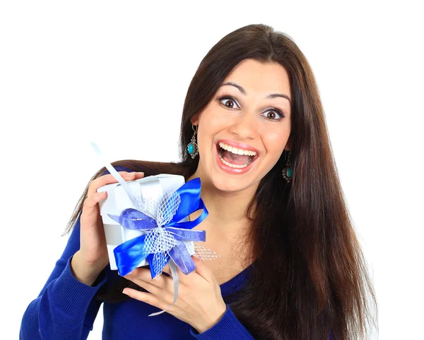 Молодая счастливая женщина с подарком — стоковое фото