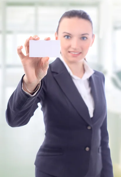 Hermosa mujer de negocios con la tarjeta de visita en la oficina —  Fotos de Stock
