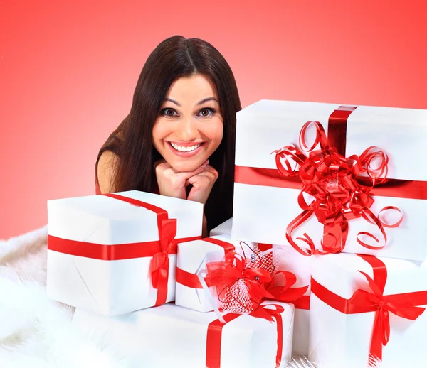 Junge glückliche Frau mit einem Geschenk — Stockfoto