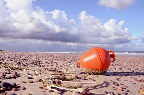 Orange boj på havsstranden — Stockfoto