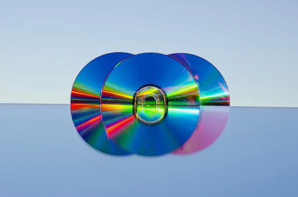 Три DVD диска на зеркале — стоковое фото