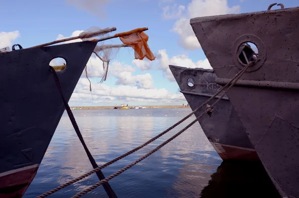 Fisherman's schepen in de kade — Stockfoto