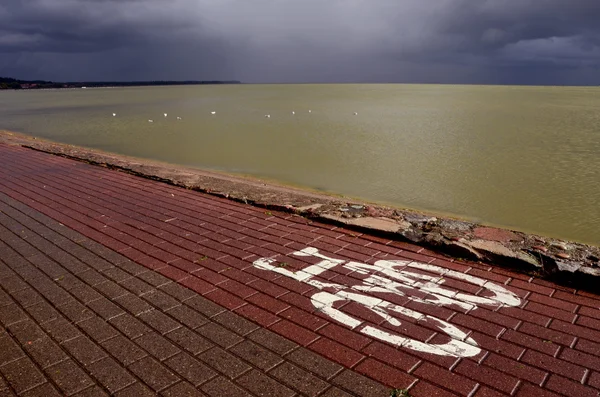 Велосипедная трасса на берегу моря — стоковое фото