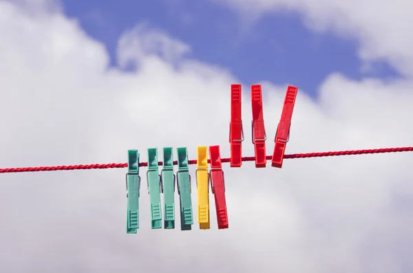 Abbigliamento-pioli su corda rossa — Foto Stock