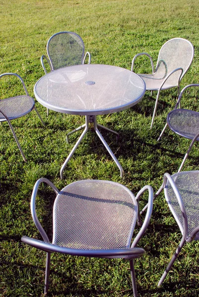 Металлические стулья и стол — стоковое фото