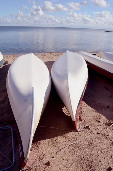 Barcos en la playa arena —  Fotos de Stock