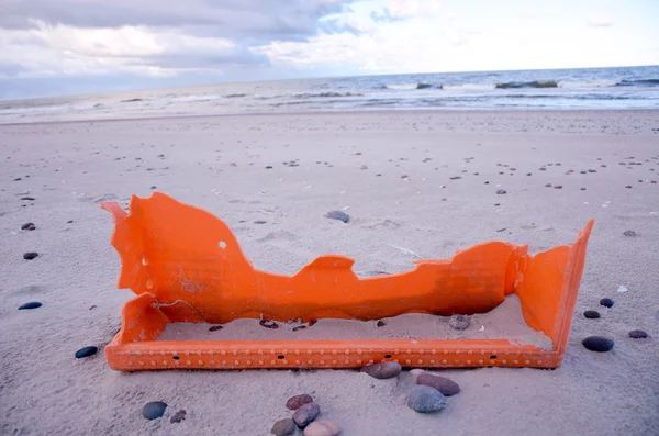 Nefunkční oranžové objekty po bouři — Stock fotografie