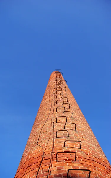 Rode bakstenen schoorsteen — Stockfoto