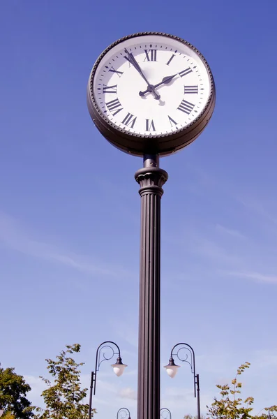 Ρολόι του δρόμου και δύο λαμπτήρες — Φωτογραφία Αρχείου
