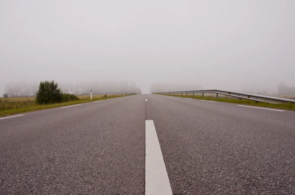 Venkov silniční a ranní mlhy — Stock fotografie