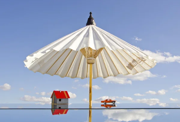 Paraplu en huis symbool op spiegel — Stockfoto