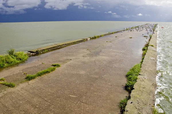 Zee baai pier na storm — Stockfoto