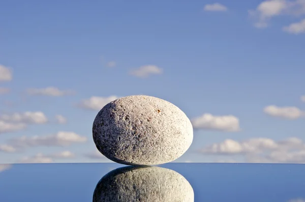 Ayna ve gökyüzü taş — Stok fotoğraf