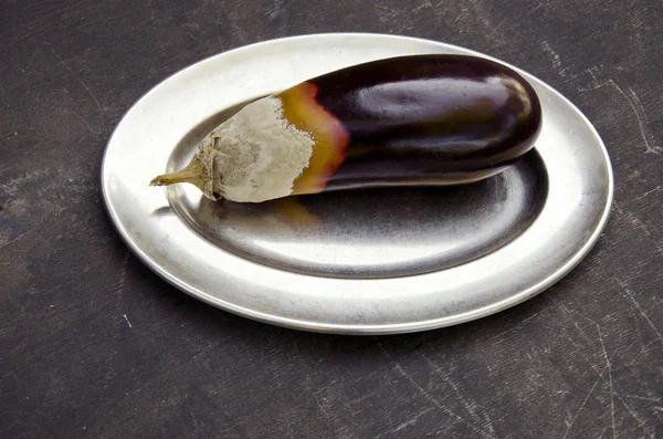 Décomposition de l'aubergine sur plaque métallique — Photo