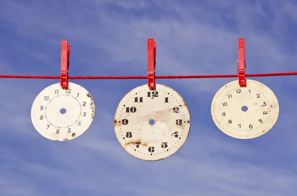Relógios mostradores em corda vermelha — Fotografia de Stock