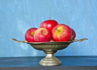 Vintage vazo ve kırmızı elmalar