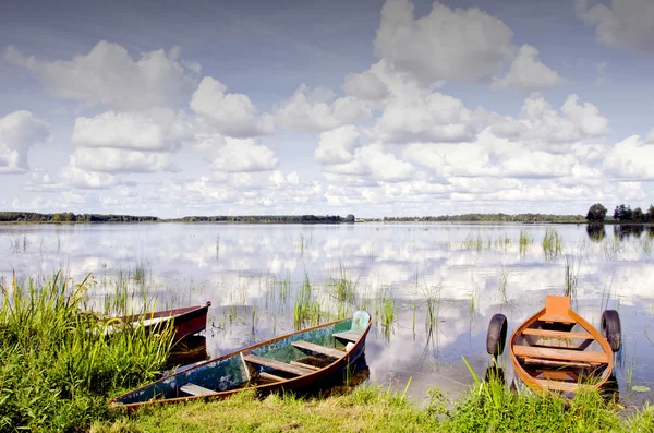 Latem jezioro i łodzi — Zdjęcie stockowe