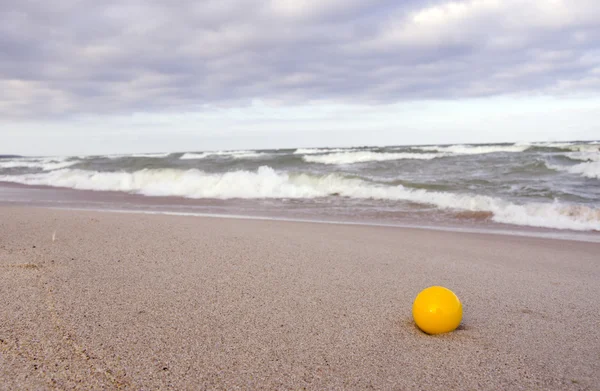Κίτρινη μπάλα στην άμμο παραλία θάλασσα — Φωτογραφία Αρχείου