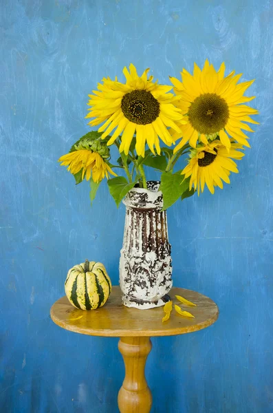 Натюрморт с ретро-вазой и подсолнухами — стоковое фото