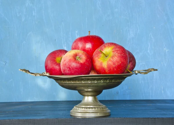 Vintage vase and red apples — Stock Photo, Image