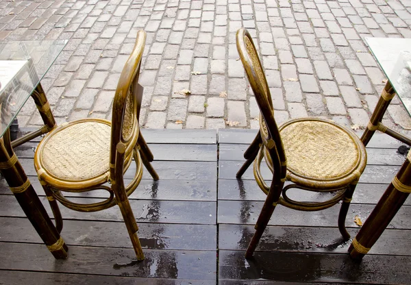 Twee stoelen in de straat — Stockfoto