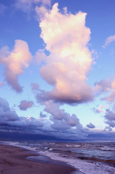 Cedo manhã nuvens e mar — Fotografia de Stock