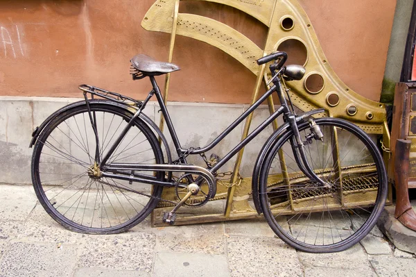 Vintage polkupyörän kadulla — kuvapankkivalokuva