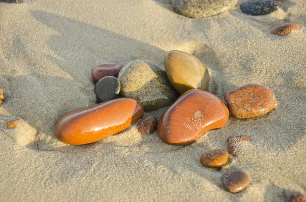Mar playa piedras y luz de la mañana — Foto de Stock
