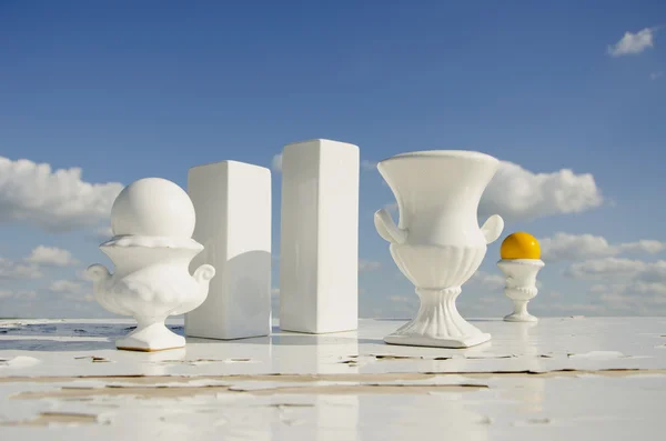 Beyaz vazolar ve gökyüzü ile natürmort — Stok fotoğraf