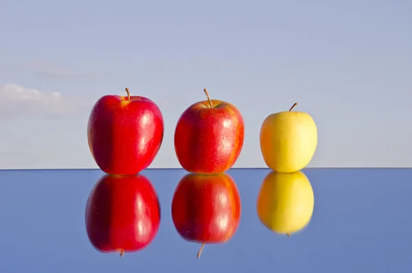 Tres manzanas en espejo y reflejos — Foto de Stock