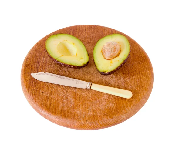 Avocado e coltello su tagliere — Foto Stock