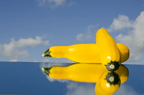 Ayna üzerinde iki sarı kabak — Stok fotoğraf