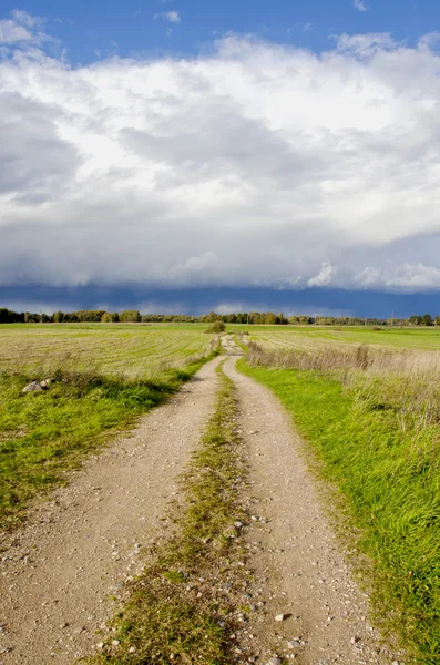 Wsi droga i jesienią deszcz chmury — Zdjęcie stockowe
