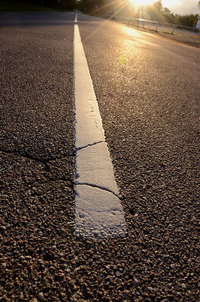 Východ slunce světlo na asfaltové silnici — Stock fotografie