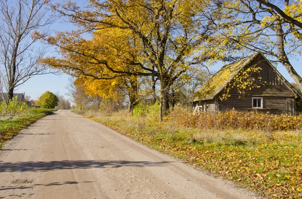 Estrada de outono no campo — Fotografia de Stock