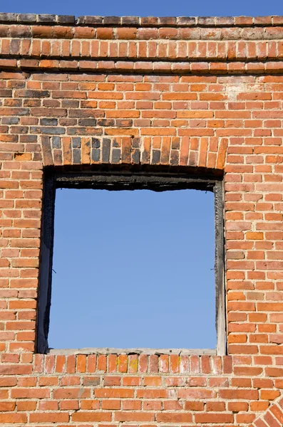 Ruinas de pared con ventanas agujero — Foto de Stock