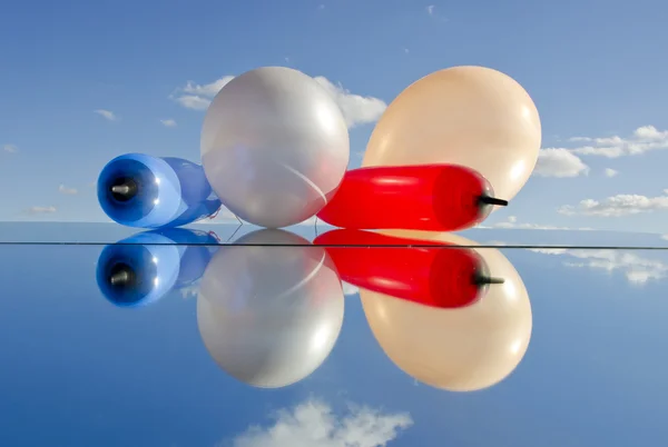 Ayna üzerinde çeşitli balonlar — Stok fotoğraf