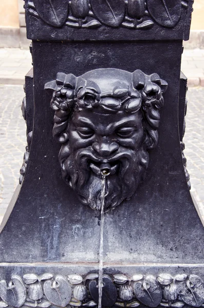 Fontana di strada retrò con testa mitologica — Foto Stock