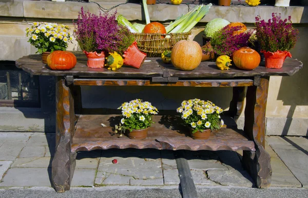Стол с овощами и цветами — стоковое фото