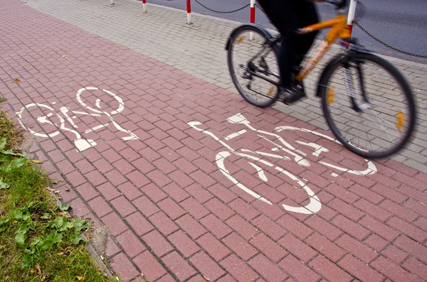 Piste cyclable et roues de vélo en mouvement — Photo