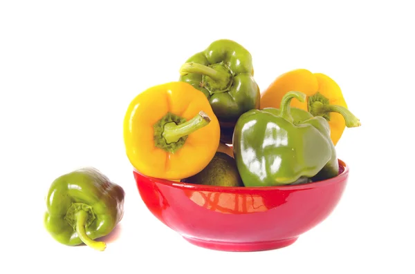 Žluté a zelené papriky na bílém pozadí — Stock fotografie