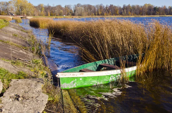 Sonbahar göle yeşil tekne — Stok fotoğraf